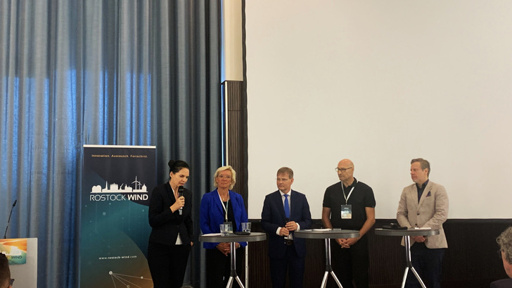 Talkrunde auf der Rostock Wind (v.l.) Ines Jesse, Bärbel Heidebroek, Wolfram Axthelm, Holger Fritsch, Dennis Rendschmidt - © Nicole Weinhold Talkrunde auf der Rostock Wind (v.l.) Ines Jesse, Bärbel Heidebroek, Wolfram Axthelm, Holger Fritsch, Dennis Rendschmidt