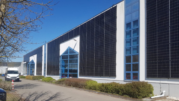 Die vertikale Solarmontage von Schoenergie liefert mehr Strom im Winter.