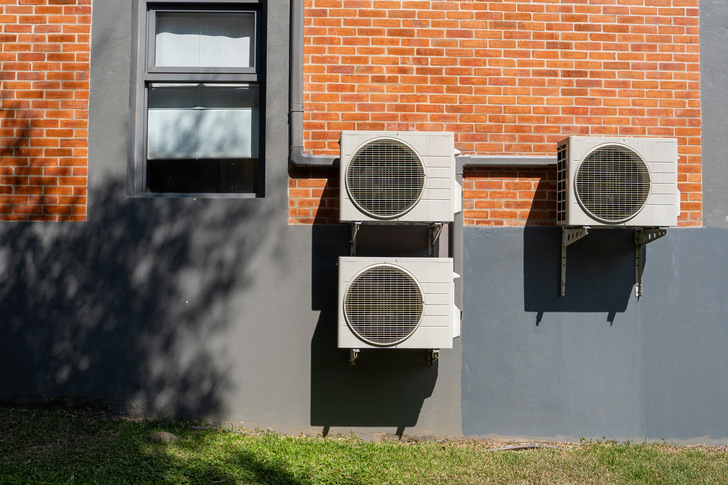 Die Nachfrage nach Klimaanlagen und Klimageräten steigt aufgrund der zunehmend längeren und intensiveren Hitzewellen. Ob sie allein jedoch einen nachhaltigen Hitzeschutz garantieren, darf bezweifelt werden.