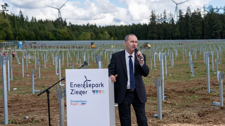 Hubert Aiwanger, Bayerns Wirtschafsminister, beim Spatenstich zum Wind- und Photovoltaik-Projekt Windpark Zieger in Kleinalfalterbach 2022
