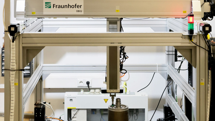 Der Roboter erkennt automatisch die Art und die Position der Schraubverbindungen und kann diese selbstständig lösen.