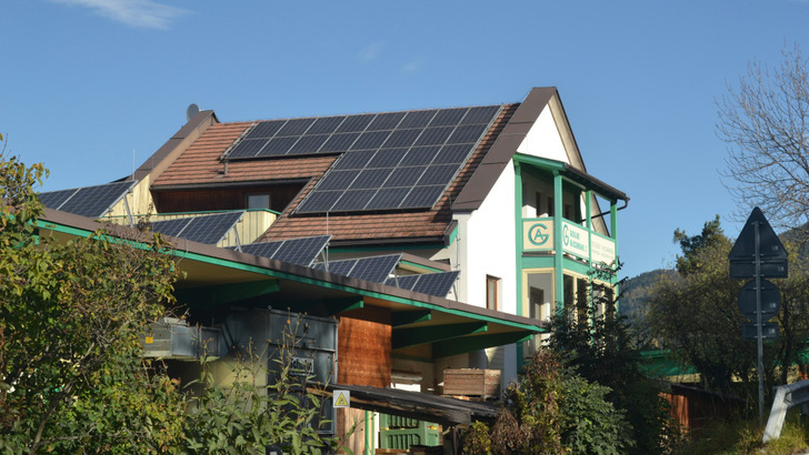 Wenn die Klimaanlage mit eigenem Solarstrom gefüttert wird, senkt das nicht nur die Kosten, sondern entlastet auch das Netz.