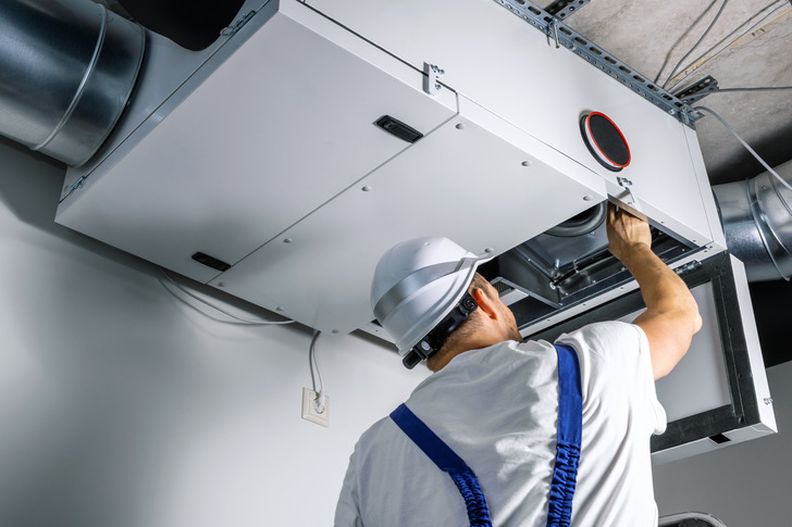 Mit einer Lüftung mit Wärmerückgewinnung lässt sich der Energiebedarf für Heizen und Kühlen effizient reduzieren.