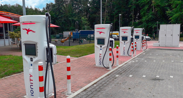 Nicht nur Steckdose fürs E-Auto: Ladesäulen helfen, die Stromnetze zu stabilisieren.