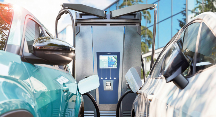Mit DC-Schnellladern sollte das bidirektionale Laden kein ­Problem sein. Doch auch AC-Ladestationen müssen die ­Standards für den Netzanschluss einhalten.