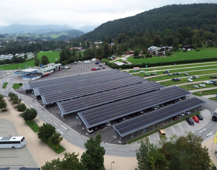 Insgesamt 4.700 Quad﻿ratmeter des Parkplatzes am Königssee wurden mit Solarmodulen überdacht. Für die Gemeinde ist es in Zukunft eine Einnahmequelle.