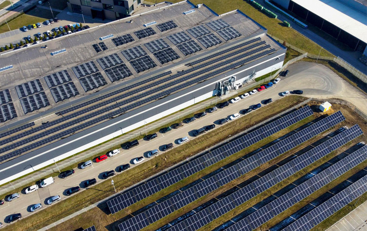 Dächer und freie Betriebsflächen bieten enorme Potenziale für Solarstrom.