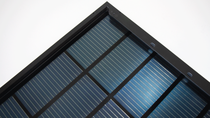 Nahaufnahme einer Ecke eines Solarmoduls mit blauen Solarzellen und einem schwarzen Rahmen. - © Solar Fabrik
