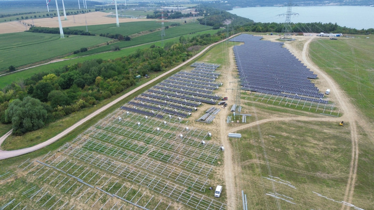 Der Solarpark befindet sich unmittelbar an der früheren innerdeutschen Grenze. - © RP Global Der Solarpark befindet sich unmittelbar an der früheren innerdeutschen Grenze.