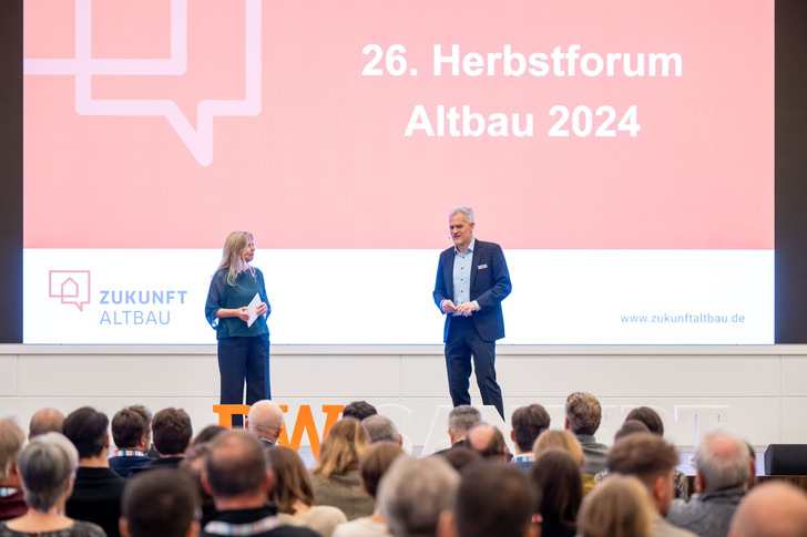 Wie im vergangenen Jahr treffen sich auch in diesem Expertinnen und Experten des energetischen Sanierens beim Herbstforum Altbau in Stuttgart.