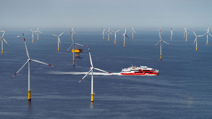Symbolbild: Hochgeschwindigkeits-Katamaran Halunder Jet der FRS Helgoline durchquert Nordsee-Windpark.