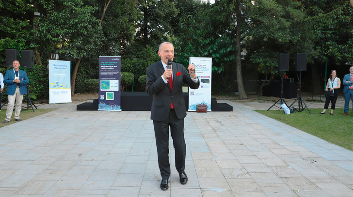 Giles Dickson, Geschäftsführer   Wind Europes, 58, beim Technology Workshop im Juni in Istanbul. Der Verbands-CEO tritt Ende 2025 nach zehn Jahren ab, will Lehrer werden. Diese Phase prägte ein Seitwärtstrend: Nach 16,2 Gigawatt (GW) Windkraftzubau 2017 landete Europa 2024 wieder auf 16,4 GW. Der Brite, zuvor für die Regierung tätig und für globale Politik bei Stromtechnikriese Alstom, gilt als politischer Kopf, der Windkraftprogramme der Europäischen Union anstieß.