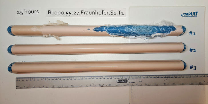 Abbildung 1:  Materialversagen auf Probe 1 und keinerlei Beschädigungen nach 25 Stunden Testdauer auf den Proben 2 und 3.