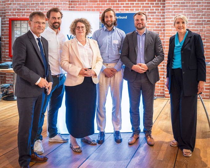 BEE/BWE-Geschäftsführer Wolfram Axthelm (links), BEE-Präsidentin Simone Peter (rechts), Daniel Keller, Brandenburgs Minister für Wirtschaft, 
Arbeit, Energie und Klimaschutz (zweiter von links) und Team Verbund Green Power Deutschland (von links): Dörte Zink, Lucas Friedrich, Jan Kamm.