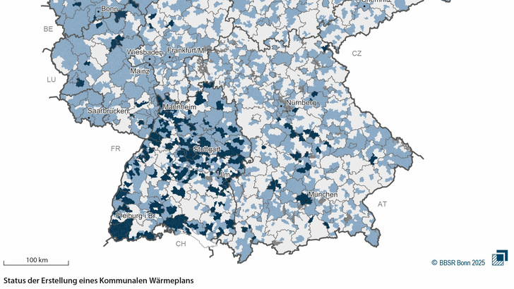 Deutschlandkarte mit dem Stand der kommunalen Wärmepläne nach Regionen, mit unterschiedlichen Blautönen.