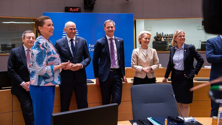 Dänemarks Ministerpräsidentin Mette Frederiksen (l.) im Europäischen Rat mit EU-Kommissionspräsidentin Ursula von der Leyen sowie (v.l.) Mario Draghi, Janez Jansa, Alexander de Croo, Magdalena Anderssson.