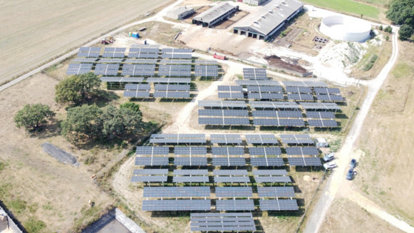 Die Anlage ist technisch fertig. Aber die Energiegenossenschaft wartet noch mit dem Netzanschluss.