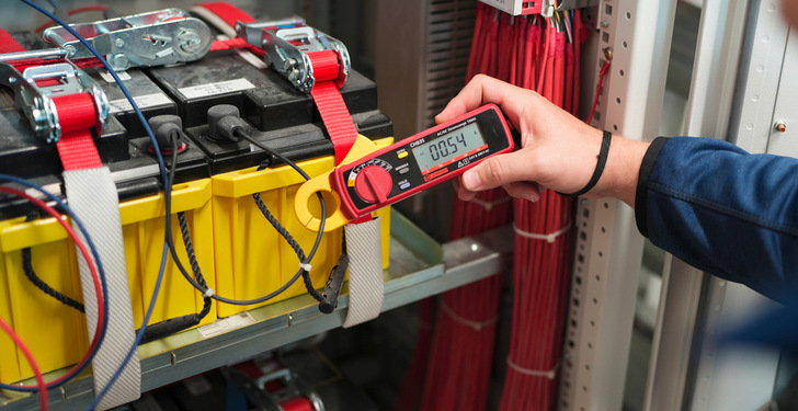 Um einen sicheren Betrieb von Batteriespeichern gewährleisten zu können, müssen sie regelmäßig überprüft werden.