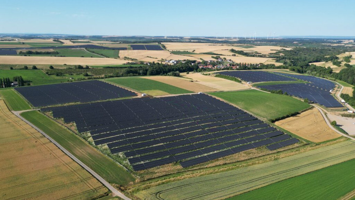Die neue Anlage in Darstadt hat eine Leistung von 70 Megawatt und ist in Zukunft ein Rückzugsgebiet für Tiere und Pflanzen. - © Maxsolar Die neue Anlage in Darstadt hat eine Leistung von 70 Megawatt und ist in Zukunft ein Rückzugsgebiet für Tiere und Pflanzen.