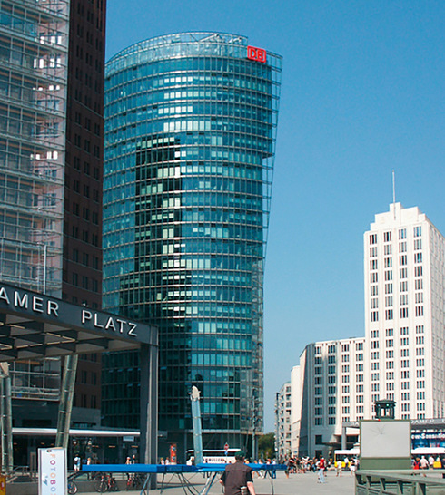 Moderne Glas­architektur wie am Potsdamer Platz in Berlin erfordert Maßnahmen zum Hitzeschutz.