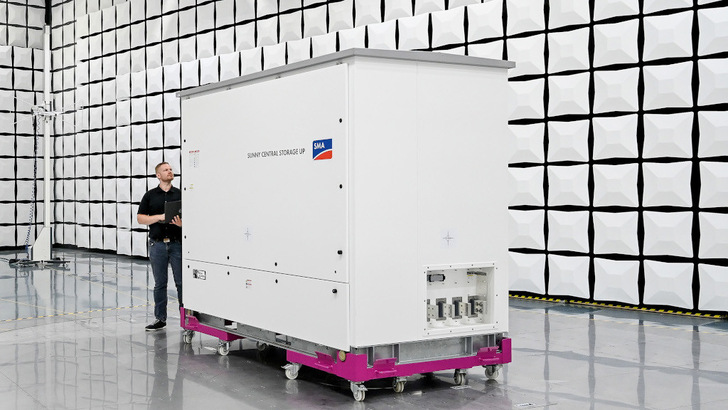 Test der großen Wechselrichter im EMV-Labor von SMA.