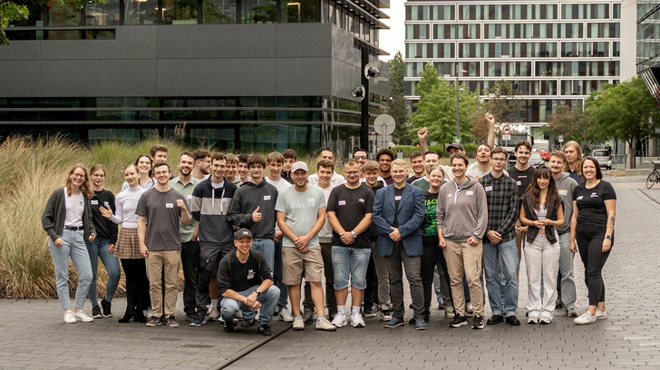 Azubi-Start bei Deutsche Windtechnik in Bremen im September 2025 mit 33 neuen Lehrlingen. 31 davon erlernen und trainieren den Beruf des Mechatronikers.