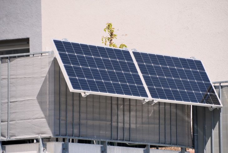 Size matters: Ab zwei Modulen kann sich die Ergänzung des Balkonkraftwerks durch einen Batteriespeicher bezahlt machen.