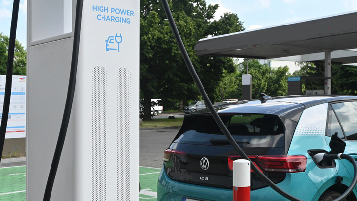 Der Strom fließt in beide Richtungen – aus dem Netz ins E-Auto und umgekehrt, aus dem Auto ins Netz, wenn es passt. 