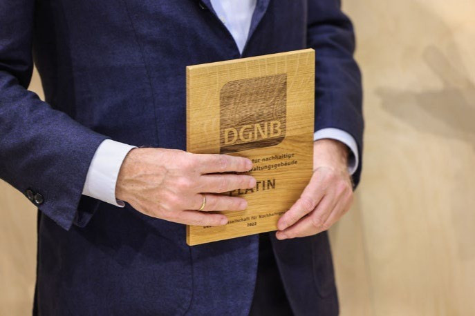 Kommunale Mitarbeitende können künftig zu vergünstigten Konditionen die Plakette bekommen, die den erfolgreichen Abschluss einer DGNB-Zertifizierung belegt.