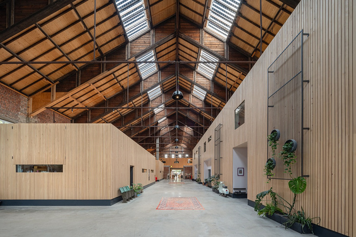 Rechts befinden sich die drei Wohneinheiten. Der Blickrichtung folgend liegt die Markthalle.