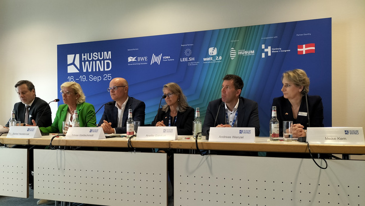 von links: Dennis Rendschmidt, Geschäftsführer VDMA Power Systems, Bärbel Heidebroek, Präsidentin BWE, Tobias Goldschmidt, Energiewendeminister Schleswig-Holstein, Anette Galskiøt, dänische Generalkonsulin, Andreas Wenzel, Geschäftsführer der Deutsch-Dänischen Handelskammer, Meike Kern, Messeleiterin