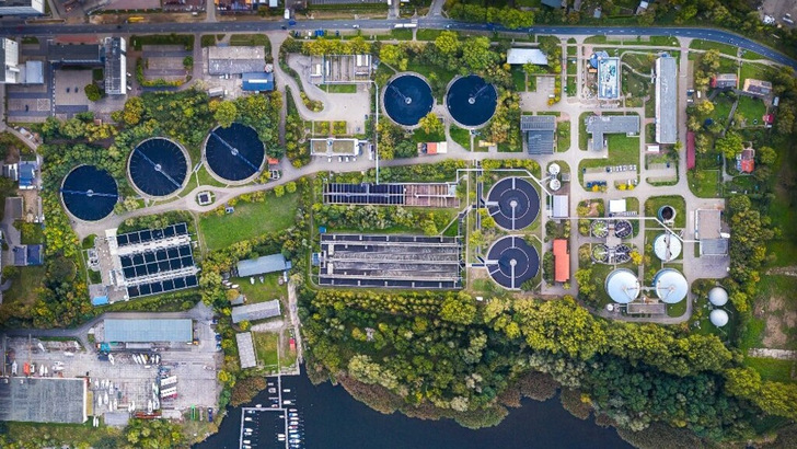 Sicht auf die Kläranlage Bramow, künftiger Standort des Green Energy Hubs.