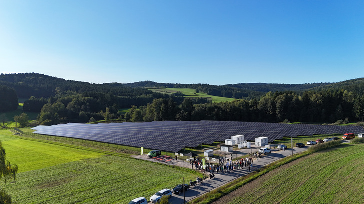 Der Solarpark Langacker verbindet Stromerzeugung aus Sonnenstrahlen mit intelligenter Speicherung der gewonnenen Energie.