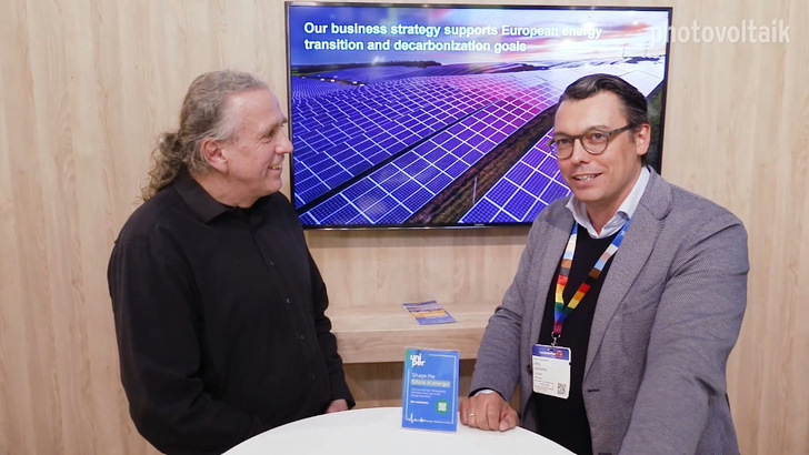 Jörg Lennertz (rechts), Vizepräsident für erneuerbare Energien bei Uniper, im Gespräch mit photovoltaik-Chefredakteur Heiko Schwarzburger.