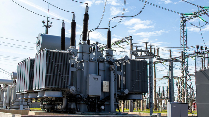 High voltage power transformer