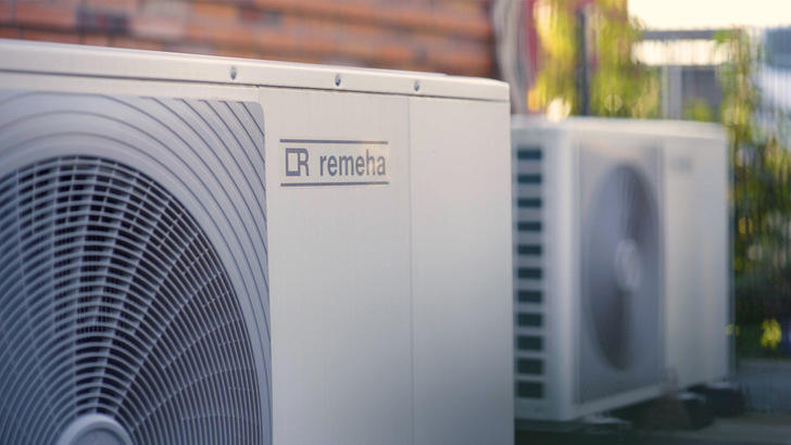 Drei Wärmepumpen in Kaskade liefern die Energie fürs Heizen und fürs Warmwasser in den neuen Gebäuden.