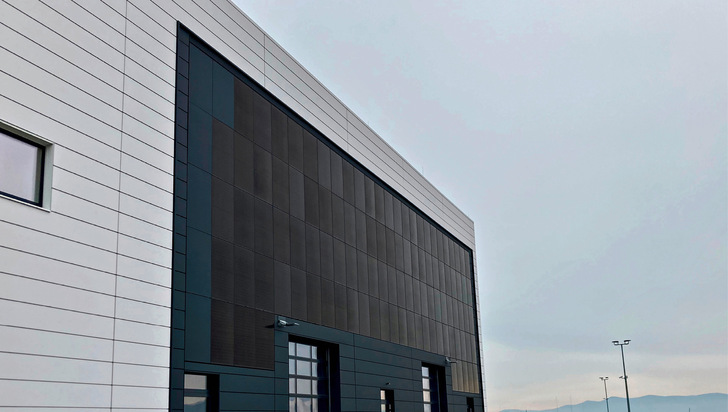 Voll integriert: Mit der Unterkonstruktion von Fischer BWM Fassadensysteme ließen sich die Photovoltaikmodule von Solarwatt dauerhaft sicher an der Fassade befestigen.