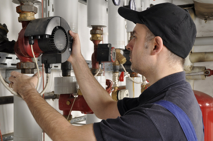 Eine Prüfung alter Heizungen mit anschließender Optimierung macht Geräte effizienter, spart Heizkosten ein und senkt den CO2-Ausstoß.