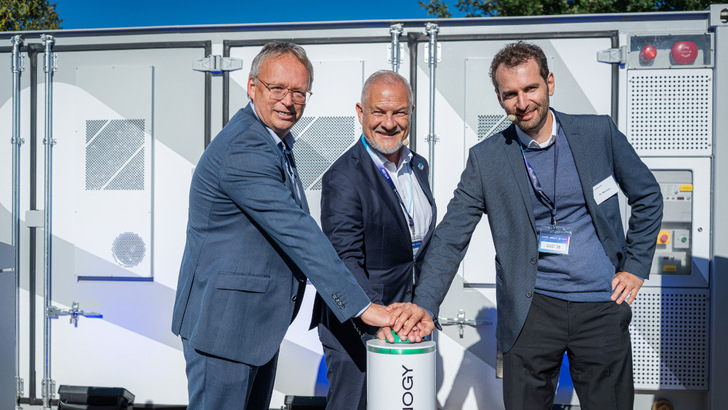 Stefan Thal, Chef bei Solares, Peter E. Braun, CEO & Co-Founder Phenogy und Max Kory, CTO bei Phenogy nehmen den neuen Großspeicher in Betrieb.