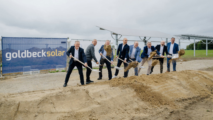 Mit dem Spatenstich hat der Bau der riesigen Agri-PV-Anlage in Schönefeld südlich von Berlin begonnen.
