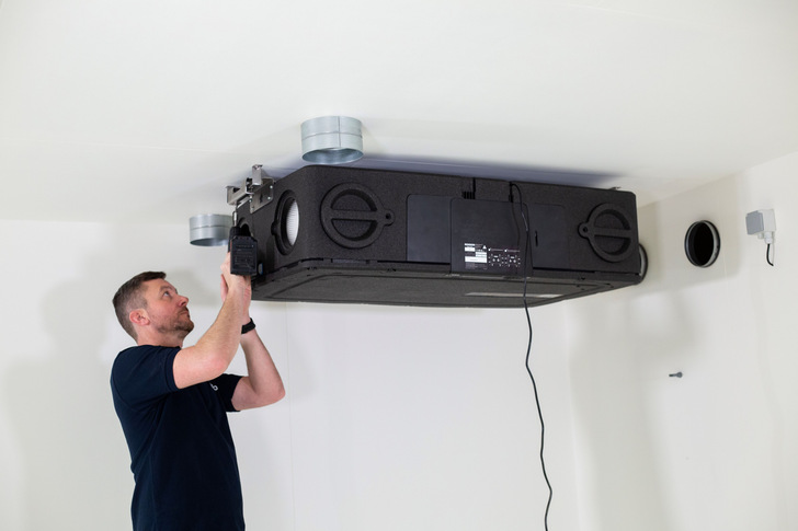 Das CO2-Einsparpotenzial der kontrollierten Lüftung mit Wärmerückgewinnung wird im Klimaschutzbericht 2025 der Bundesregierung nicht einmal erwähnt, beklagen die betreffenden Verbände.