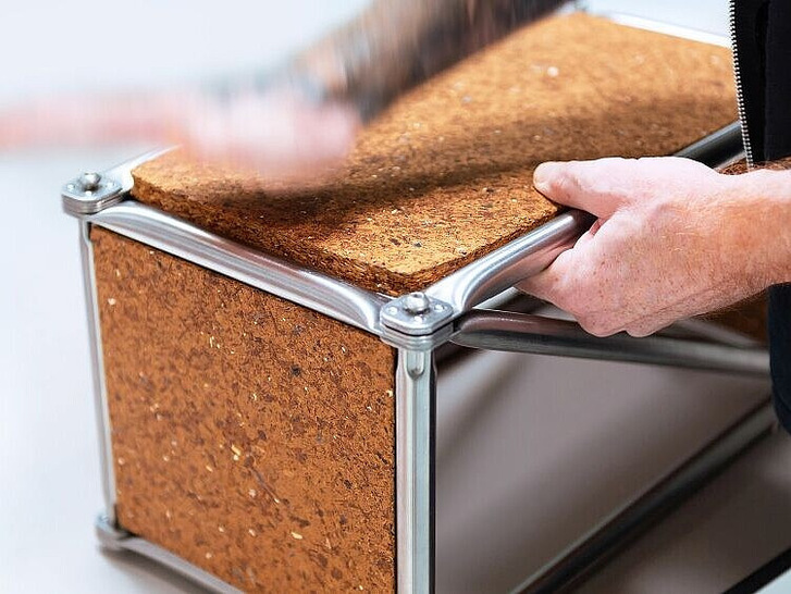 Recyclingmasse ist der Ausgangsstoff für das Pressen neuer, formstabiler Spanplatten auf herkömmlichen Anlagen.