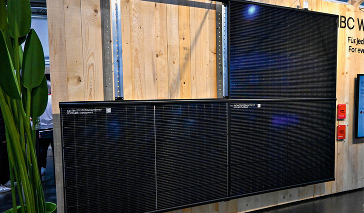 Immer mehr Hersteller bieten Systeme für Industriefassaden an. Denn die Flächen der Gewerbehallen sind groß – genauso wie der Energiebedarf in den Gebäuden.