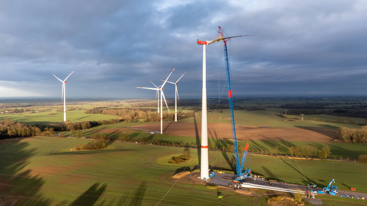 Errichtung des Nordex-Prototyps N175 auf 179 Meter Nabenhöhe in Santow (Mecklenburg-Vorpommern)