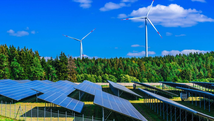 Insgesamt wurden in den ersten Quartalen 2026 216,0 Milliarden Kilowattstunden Strom aus Sonne, Wind und anderen regenerativen Quellen erzeugt. - © monticellllo / Adobe Stock Insgesamt wurden in den ersten Quartalen 2026 216,0 Milliarden Kilowattstunden Strom aus Sonne, Wind und anderen regenerativen Quellen erzeugt.