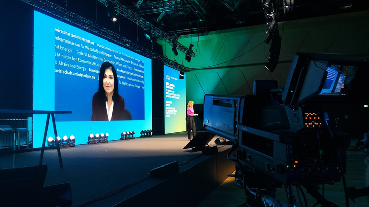 Bundeswirtschaftsministerin Katherina Reiche bei einer Grußbotschaft für den VKU-Stadtwerkekongress 2025 in Mainz