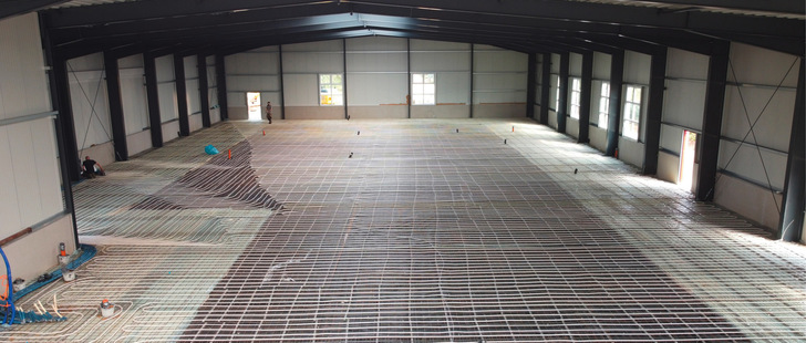 1  Für hohe Belastungsanforderungen in Produktionshallen ist ein leistungsfähiger Bodenaufbau nötig. Gleichzeitig soll ein angenehmes Raumklima im Aufenthaltsbereich mit einem möglichst niedrigen Energieverbrauch entstehen.