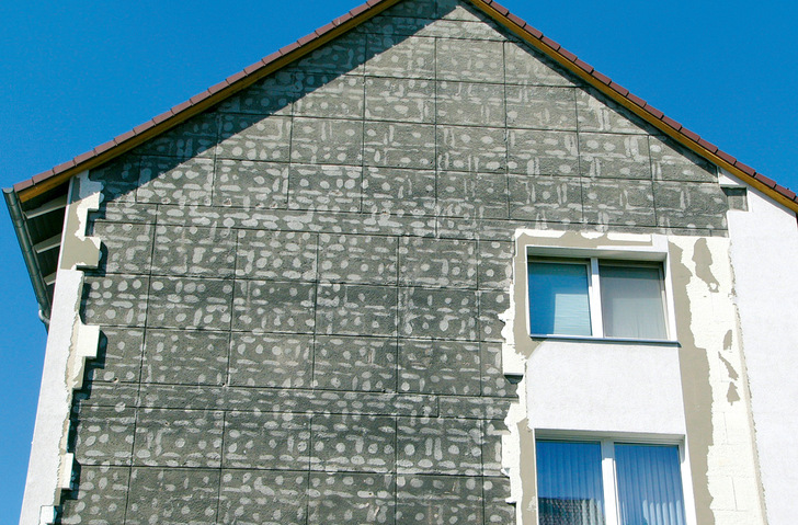 Totalschaden: Ursache war ein fehlender Haftverbund eines ausschließlich geklebten und nicht gedübelten WDVS.