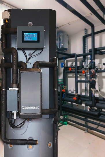 Die kompakte Bauform des Speichers reduziert den Platzbedarf auf unter einen Quadratmeter Stellfläche. - © Bild: srki66 - stock.adobe.com / Zewotherm Die kompakte Bauform des Speichers reduziert den Platzbedarf auf unter einen Quadratmeter Stellfläche.
