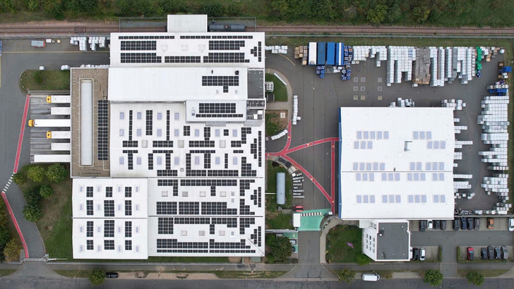 Die Dächer wurden optimal mit Solarmodulen belegt. - © Brenntag Die Dächer wurden optimal mit Solarmodulen belegt.